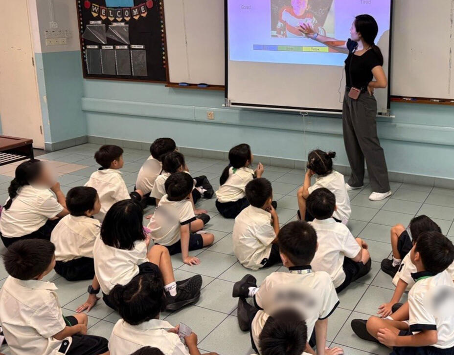 Melissa Foo facilitating a design thinking session with primary school students in a classroom.